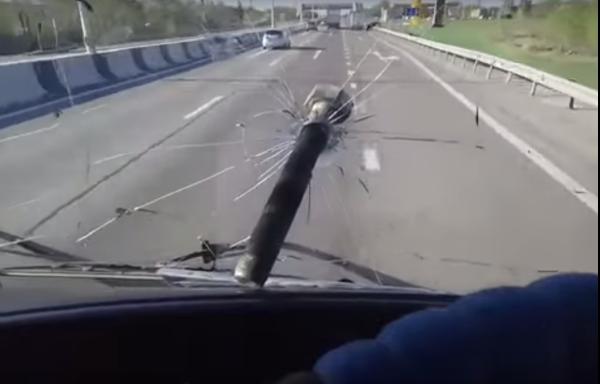 И вдруг прилетает болт: видео